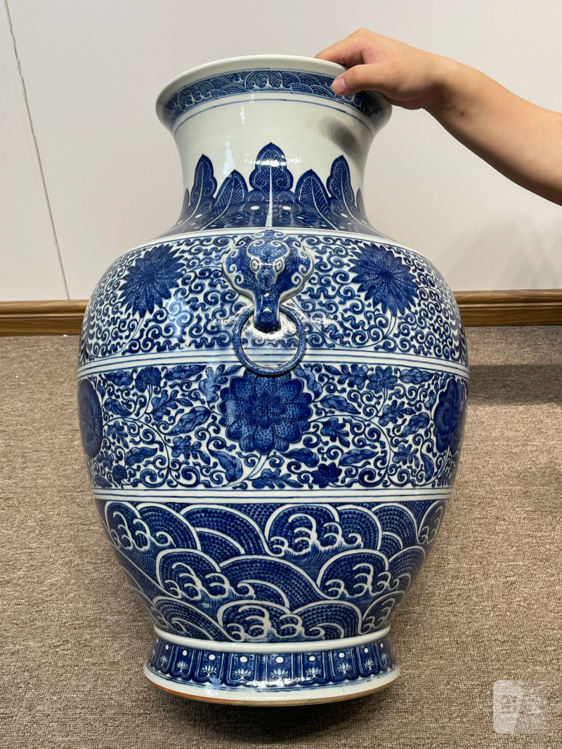 清晚期 仿乾隆青花缠枝莲纹大铺首尊 - 图5